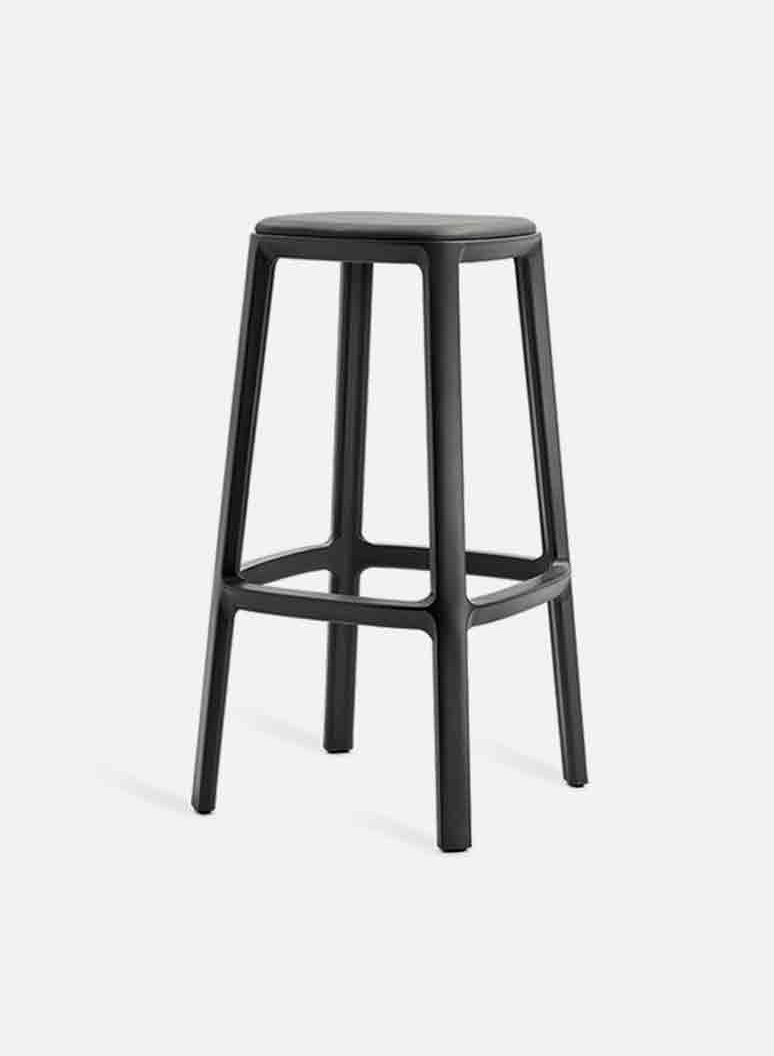 5 Cadrea sgabello alto Nero Imbottitura nero Cadrea high stool Balck Black upholstery