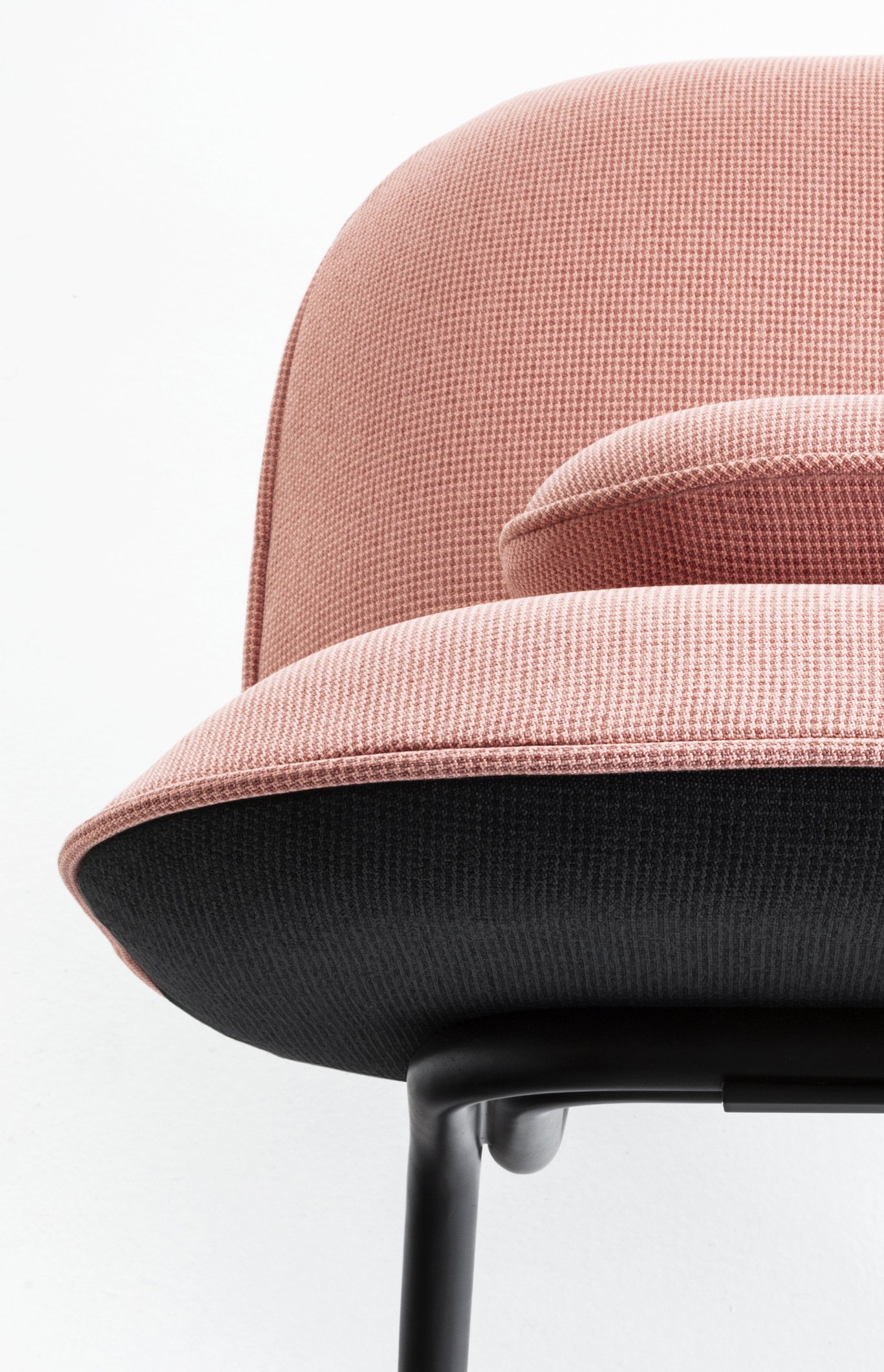 Tasca Lounge Chair | frontal detail foto, Gabriel pink salmon Fabric
